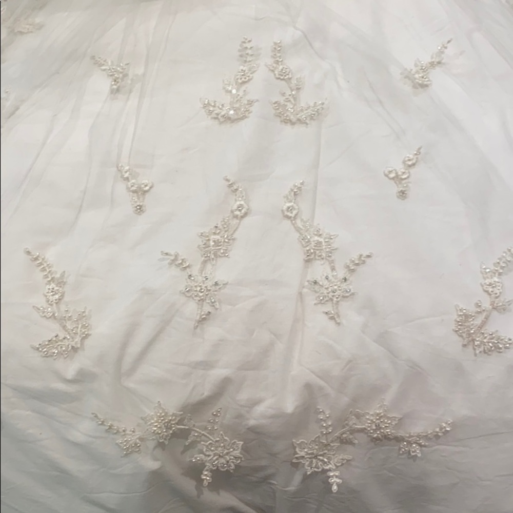 Monique Lhuillier Cathedral length veil - Picture 8 of 8